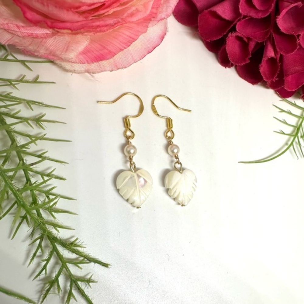 NEW⚜️925 Mother Of Pearl & Freshwater Pearl Carved Earrings - Picture 1 of 5
